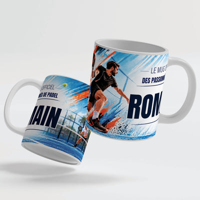 Deux faces du mug padel : le décor continue d'une face à l'autre, prénom au centre ; mug blanc, anse et intérieur colorés ou version magique au choix, livré chez vous (exemple)