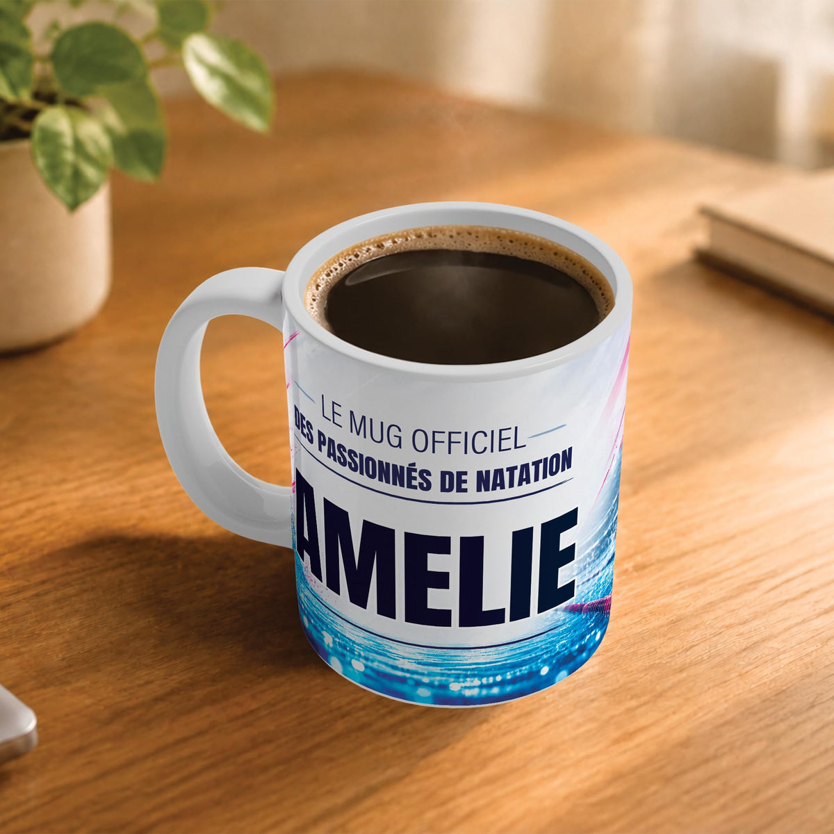 Exemple d'usage : le mug natation femme rempli de café sur une table en bois ; 330 ml de céramique blanche, votre prénom imprimé sous le titre, livré à domicile (exemple)