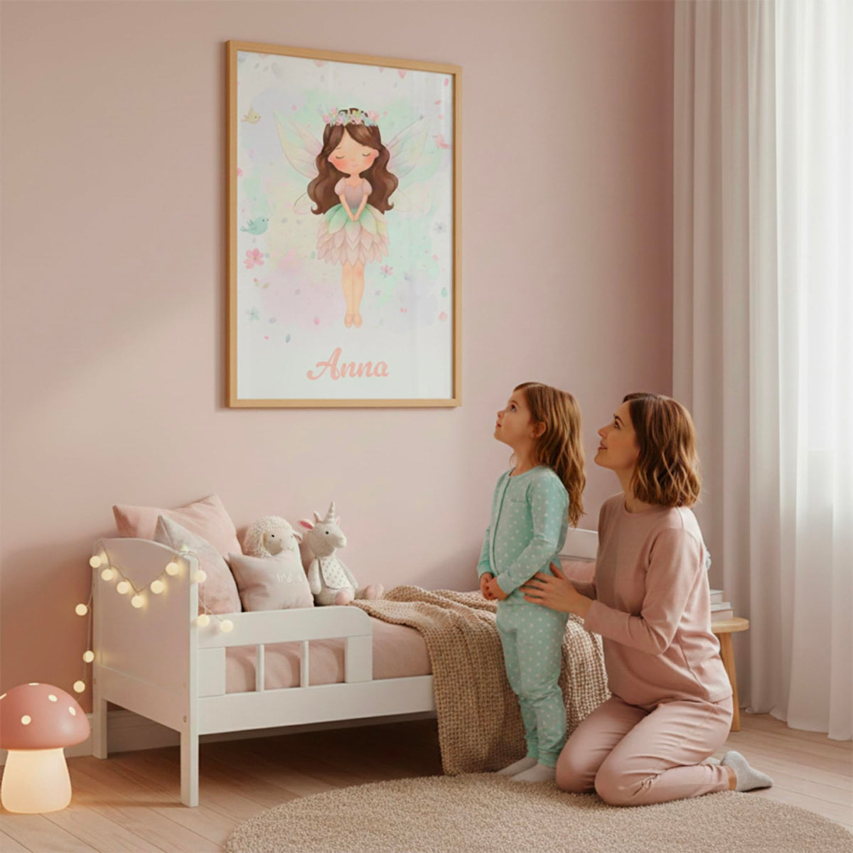 Petite fée aquarelle au prénom en cadre bois clair au-dessus d'un lit, un exemple de déco de chambre de fille ; teint, cheveux et couleur du prénom au choix, livrée chez vous (exemple)