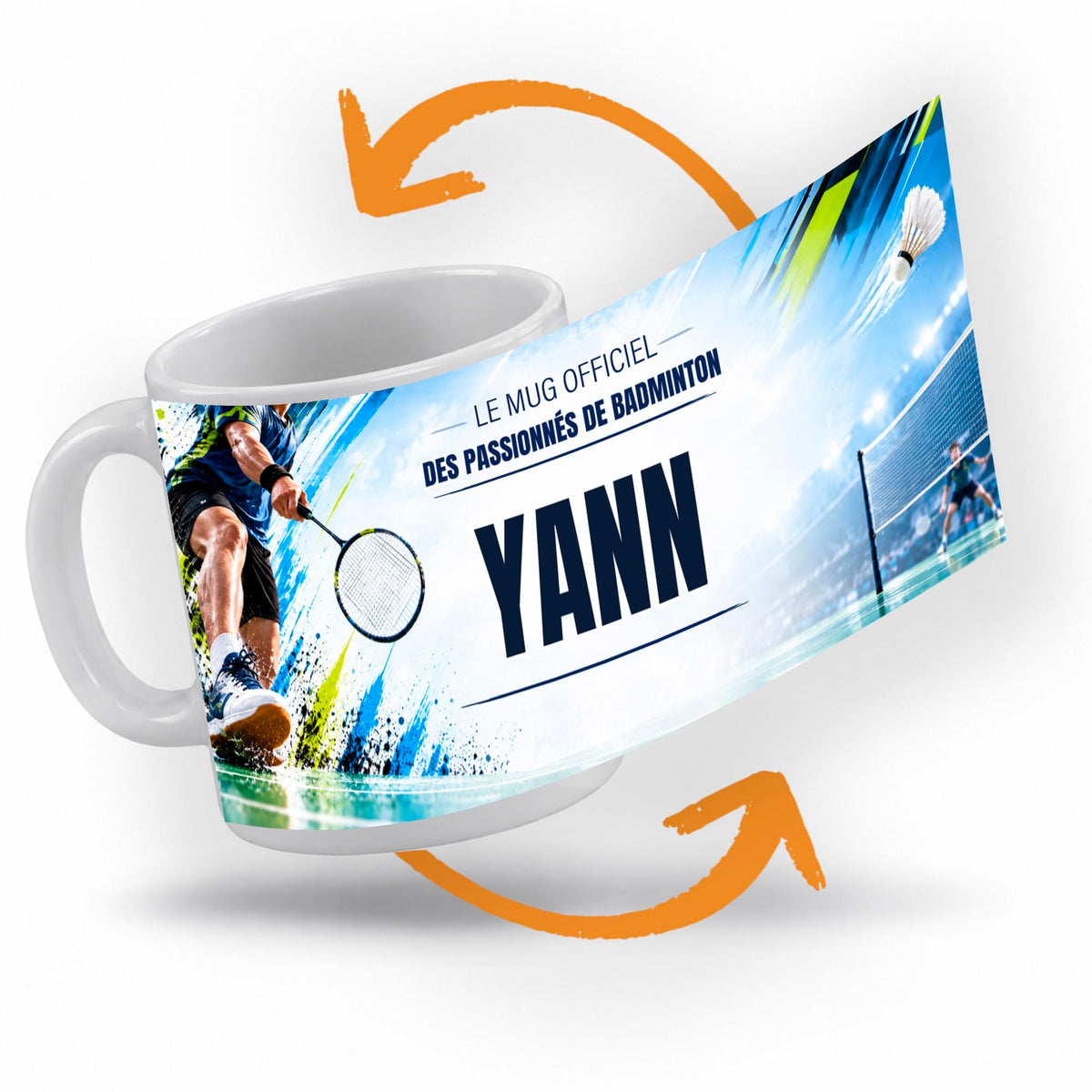 Décor badminton déroulé à 360° autour du mug : le filet dans une salle lumineuse, touches bleues et vert acidulé, votre texte et son prénom au centre ; imprimé puis livré chez vous (exemple)