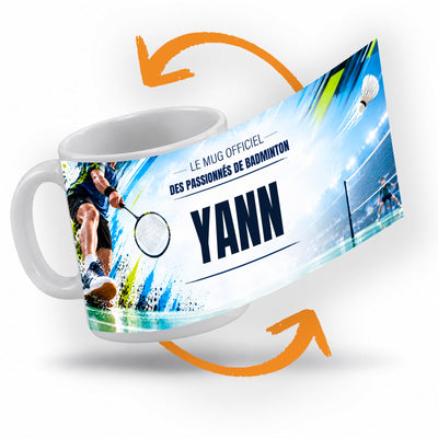 Décor badminton déroulé à 360° autour du mug : le filet dans une salle lumineuse, touches bleues et vert acidulé, votre texte et son prénom au centre ; imprimé puis livré chez vous (exemple)