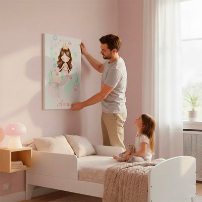 Sirène aquarelle au prénom sur toile canvas, accrochée au mur d'une chambre d'enfant : un exemple de déco pastel, teint et cheveux au choix, imprimée puis livrée chez vous (exemple)