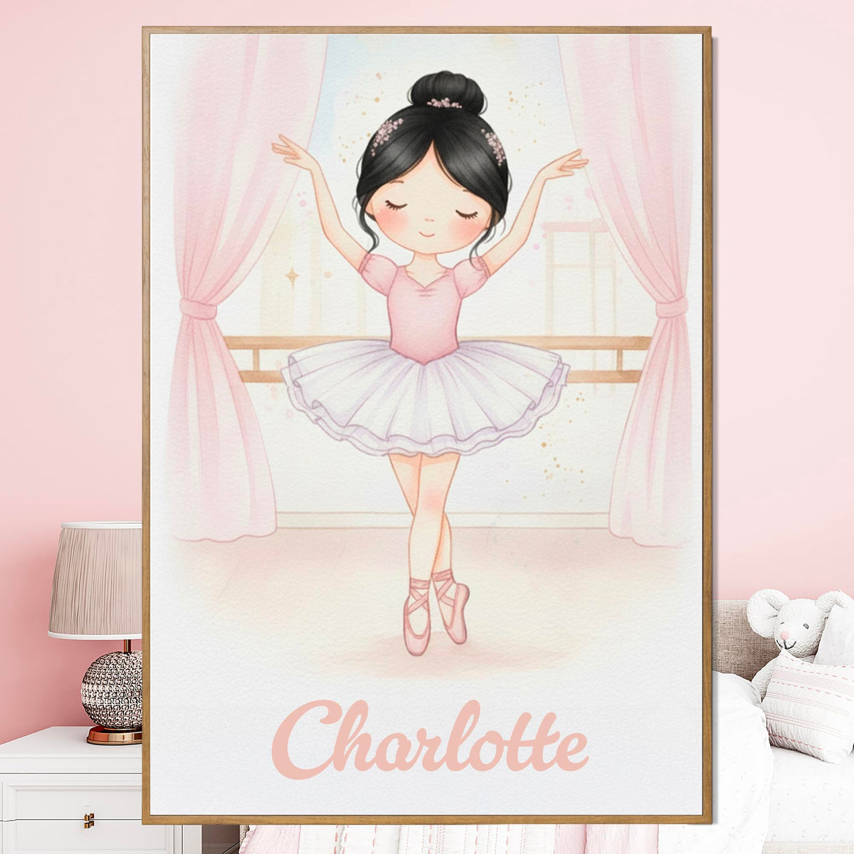 Ballerine en tutu à l'aquarelle pastel, le prénom de votre choix en bas, en cadre bois clair ; teint et cheveux choisis pour lui ressembler, imprimée et livrée chez vous (exemple)