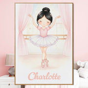Ballerine en tutu à l'aquarelle pastel, le prénom de votre choix en bas, en cadre bois clair ; teint et cheveux choisis pour lui ressembler, imprimée et livrée chez vous (exemple)