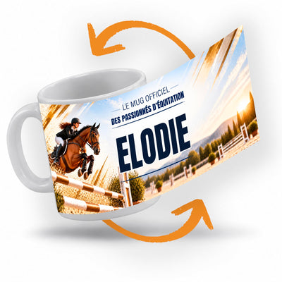 Décor équitation déroulé à 360° autour du mug : une carrière de sable au soleil couchant, touches dorées, votre texte et son prénom au centre ; imprimé puis livré chez vous (exemple)