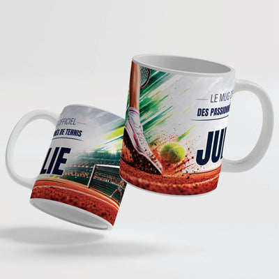 Deux faces du mug tennis femme : le décor continue d'une face à l'autre, prénom au centre ; mug blanc, anse et intérieur colorés ou version magique au choix, livré chez vous (exemple)