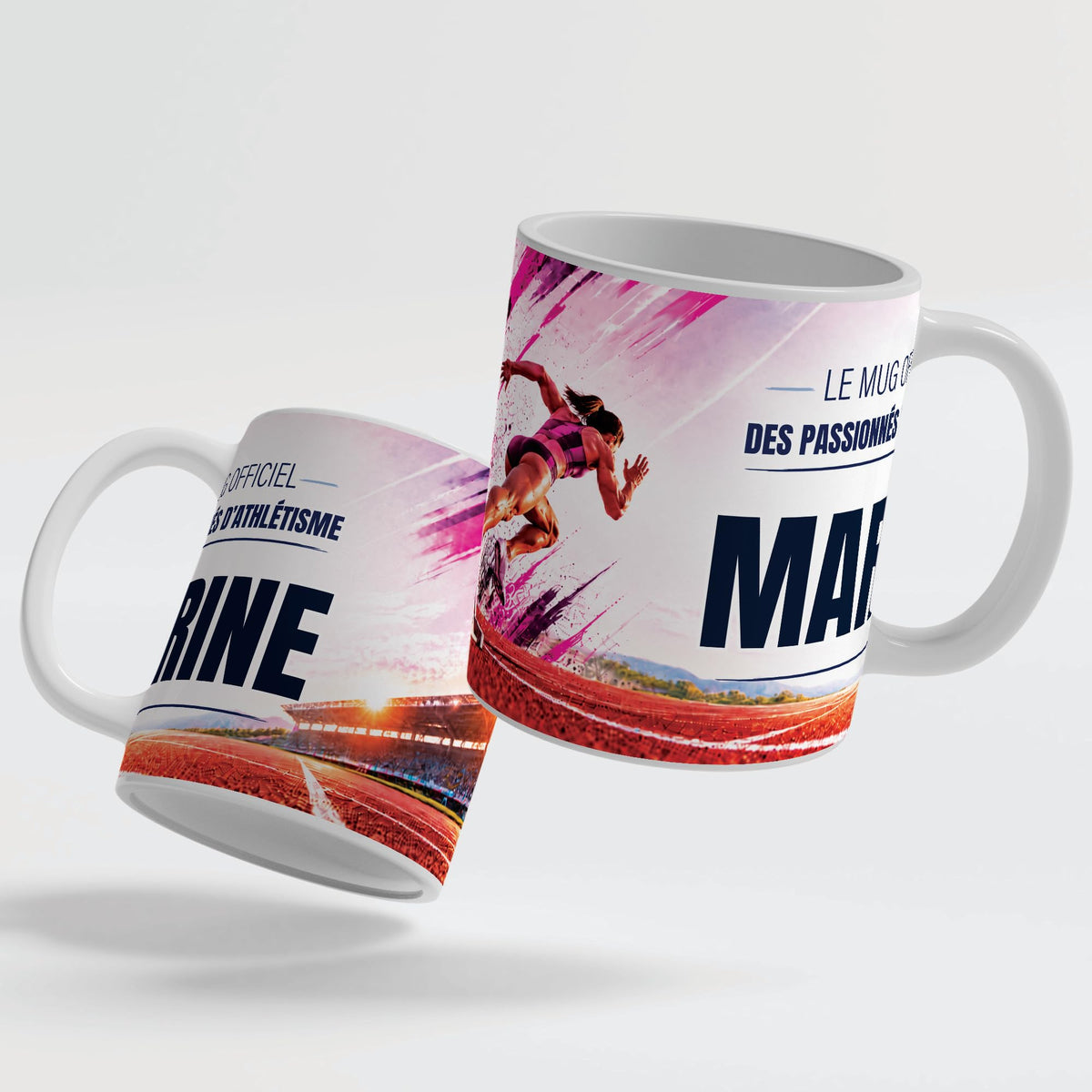 Le mug athlétisme de 330 ml vu de deux côtés, en céramique blanche : prénom et texte au choix ; anse et intérieur blancs, noirs, rouges, bleus, verts, roses ou dorés ; livré chez vous (exemple)