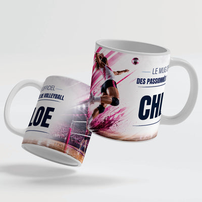 Deux faces du mug volleyball femme : le décor continue d'une face à l'autre, prénom au centre ; mug blanc, anse et intérieur colorés ou version magique au choix, livré chez vous (exemple)