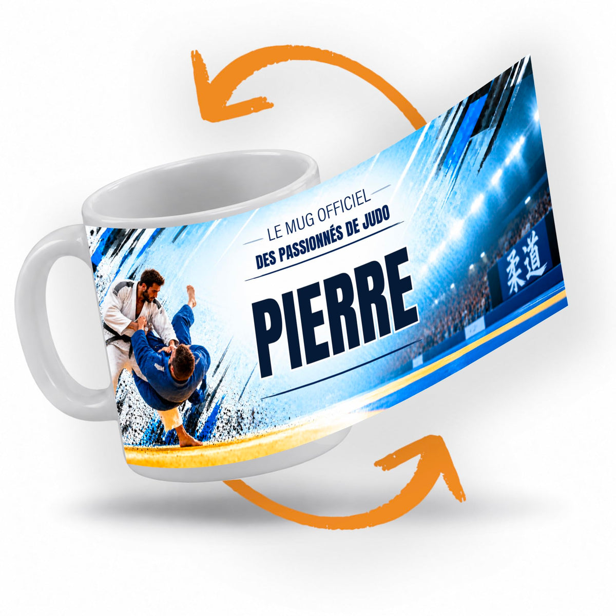 Décor judo déroulé à 360° autour du mug : une salle comble sous les projecteurs, touches bleues et noires, votre texte et son prénom au centre ; imprimé puis livré chez vous (exemple)