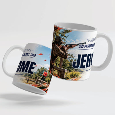 Le mug ball-trap de 330 ml vu de deux côtés, en céramique blanche : prénom et texte au choix ; anse et intérieur blancs, noirs, rouges, bleus, verts, roses ou dorés ; livré chez vous (exemple)