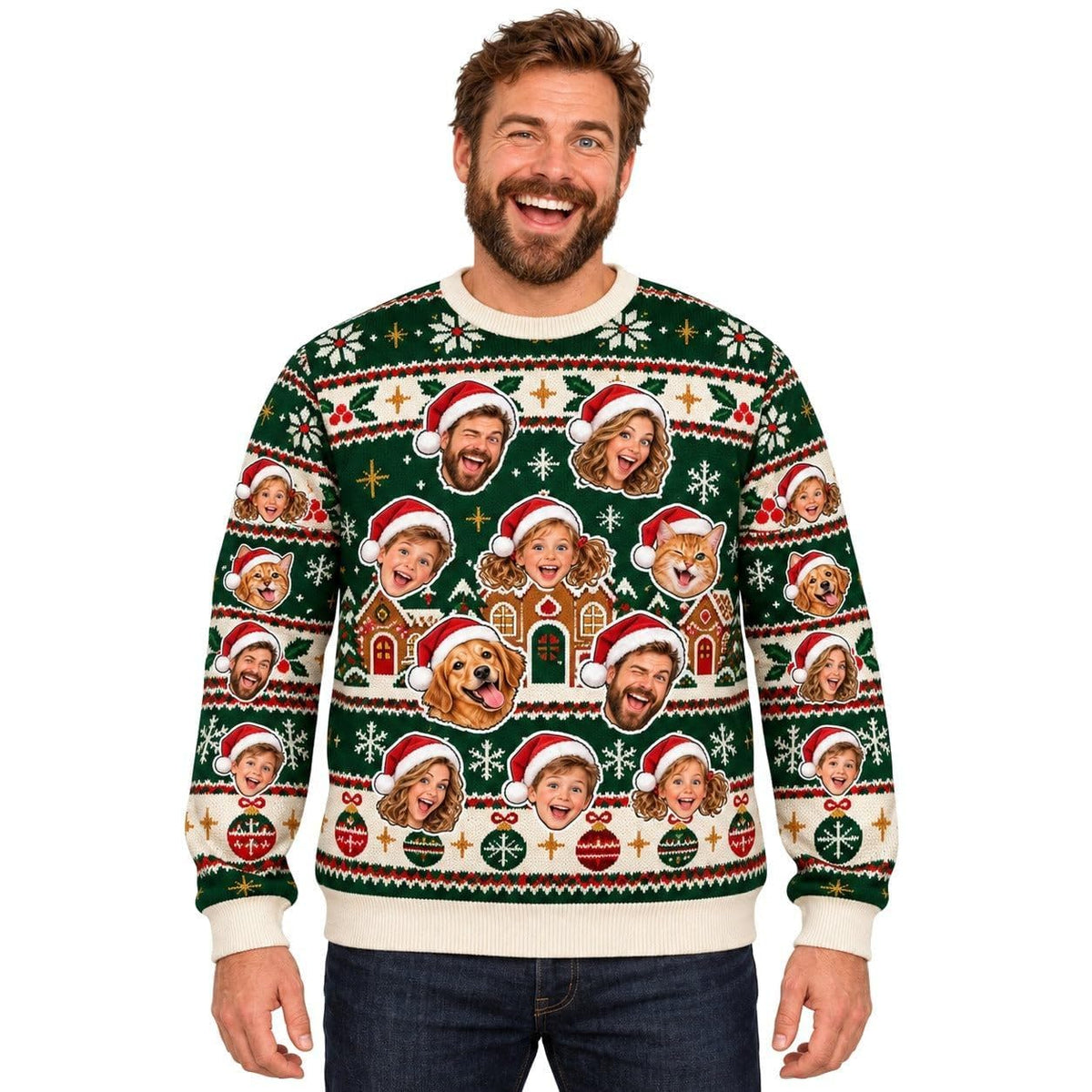 Sweat de Noël moche vert sapin unisexe personnalisé : vos photos deviennent des visages détourés coiffés d'un bonnet rouge, parmi des maisons en pain d'épices et des boules, livré chez vous (exemple)