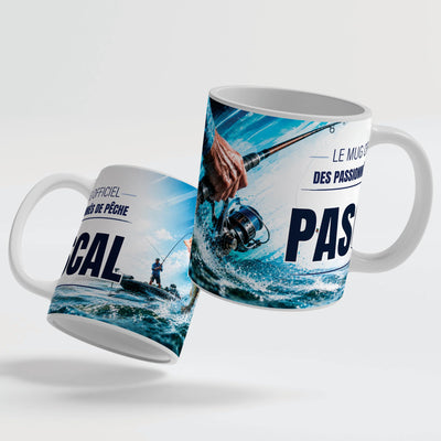 Deux faces du mug pêche : le décor continue d'une face à l'autre, prénom au centre ; mug blanc, anse et intérieur colorés ou version magique au choix, livré chez vous (exemple)