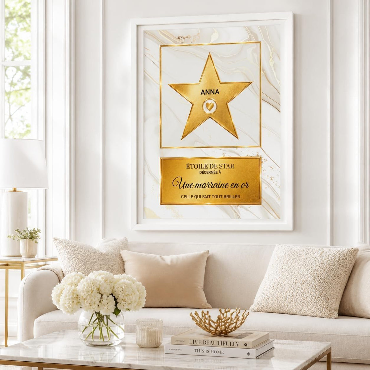 Étoile dorée sur marbre blanc façon Walk of Fame en cadre blanc au mur du salon : prénom en lettres et en écriture, message au choix, imprimée et livrée chez vous (exemple)