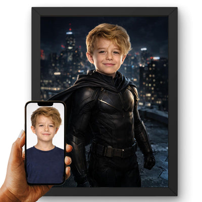 La photo de votre enfant devient un héros de la nuit, son visage gardé, tenue noire et cape, en cadre noir ; aussi en affiche (poster), toile canvas ou plexiglas, livré chez vous (exemple)