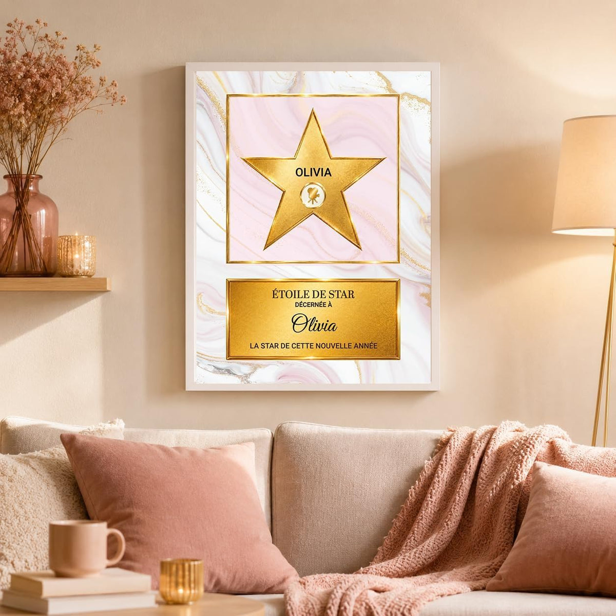 Étoile dorée sur marbre rose façon Walk of Fame en cadre blanc au mur du salon : prénom en lettres et en écriture, message au choix, imprimée et livrée chez vous (exemple)