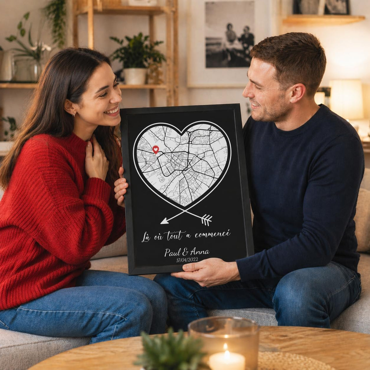 Carte de votre lieu en cœur blanc sur fond noir, en cadre noir, offerte dans un salon : un exemple de cadeau avec votre phrase, vos prénoms et votre date, livré chez vous (exemple)
