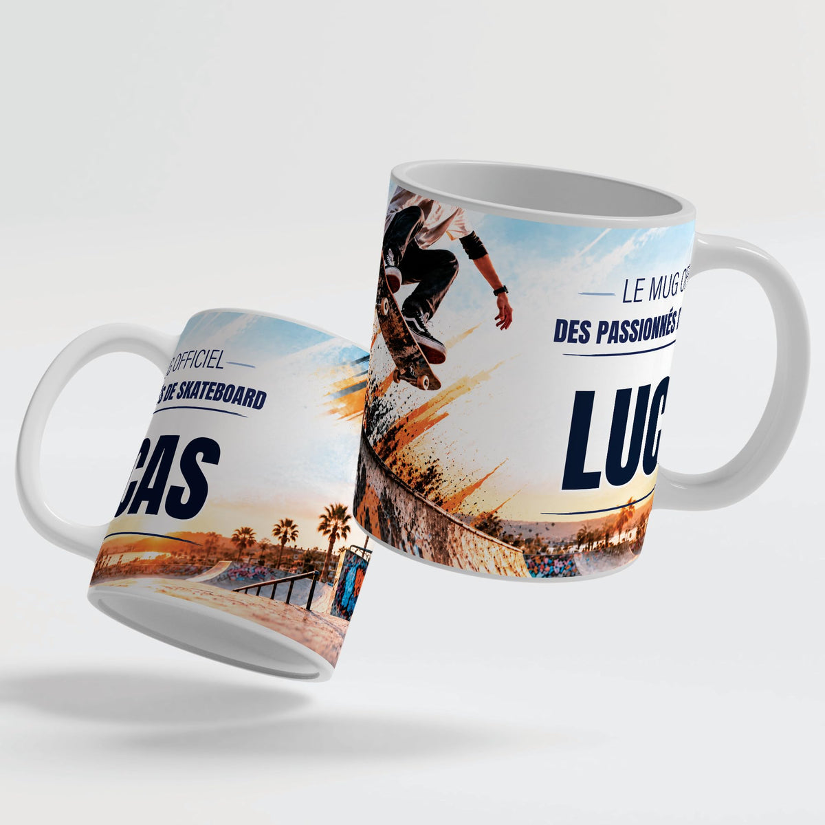 Deux faces du mug skateboard : le décor continue d'une face à l'autre, prénom au centre ; mug blanc, anse et intérieur colorés ou version magique au choix, livré chez vous (exemple)