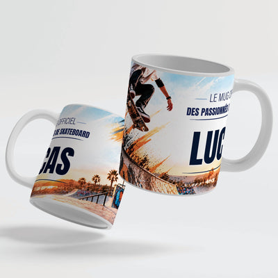 Deux faces du mug skateboard : le décor continue d'une face à l'autre, prénom au centre ; mug blanc, anse et intérieur colorés ou version magique au choix, livré chez vous (exemple)