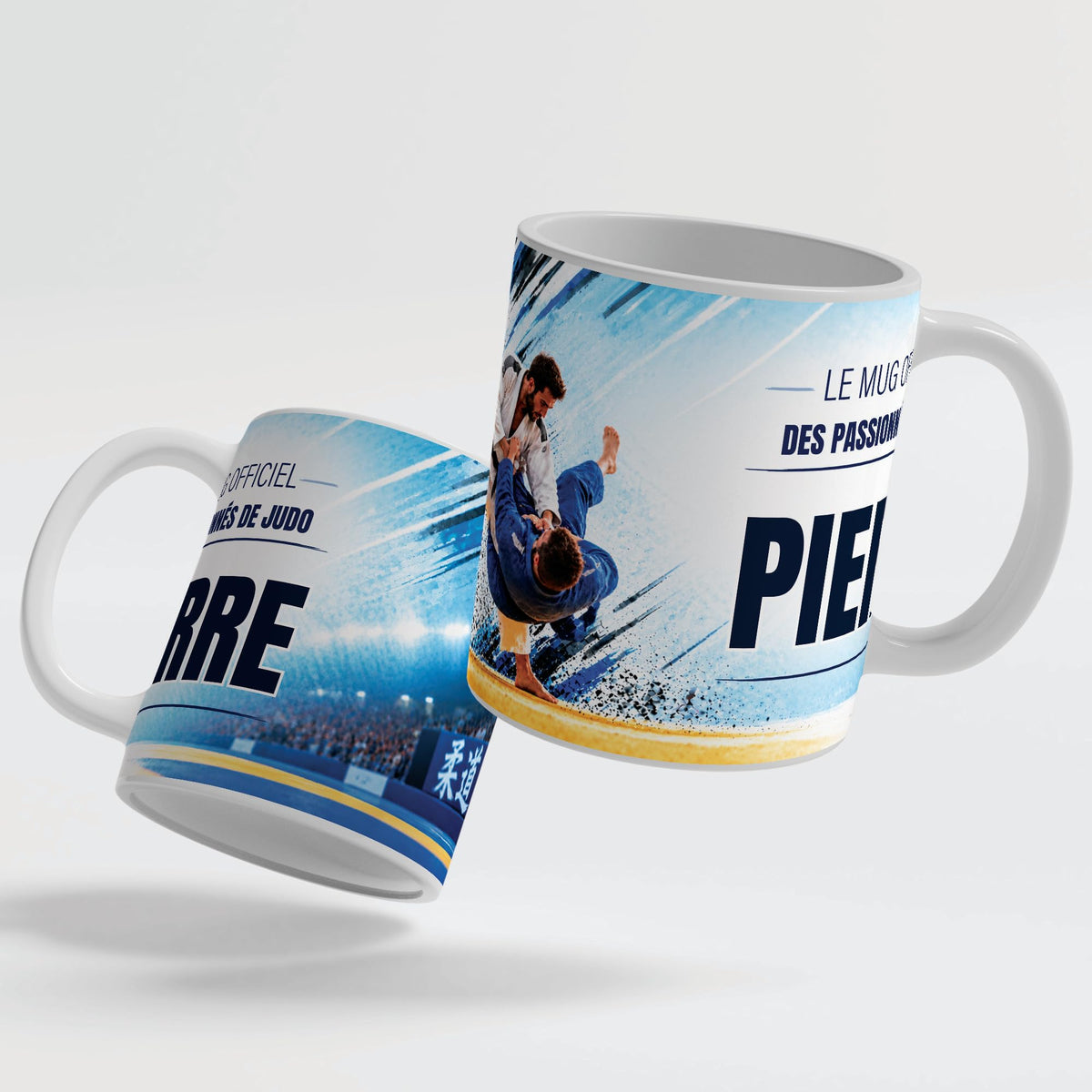 Le mug judo de 330 ml vu de deux côtés, en céramique blanche : prénom et texte au choix ; anse et intérieur blancs, noirs, rouges, bleus, verts, roses ou dorés ; livré chez vous (exemple)