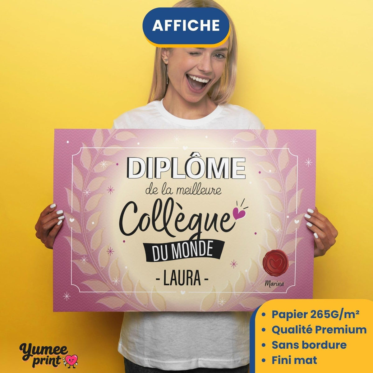 Diplôme « de la meilleure collègue du monde » imprimé en affiche (poster) sur papier mat sans bordure, tenu à deux mains ; son prénom en grand, livré roulé chez vous (exemple)