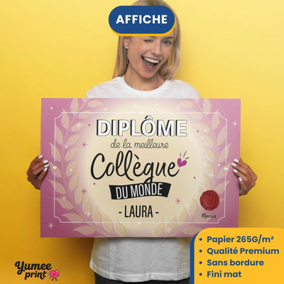 Diplôme « de la meilleure collègue du monde » imprimé en affiche (poster) sur papier mat sans bordure, tenu à deux mains ; son prénom en grand, livré roulé chez vous (exemple)