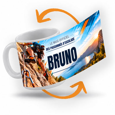 Décor escalade déroulé à 360° autour du mug : une baie bordée de montagnes, touches orange et bleues, votre texte et son prénom au centre ; imprimé puis livré chez vous (exemple)