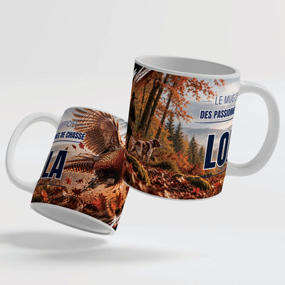 Le mug chasse de 330 ml vu de deux côtés, en céramique blanche : prénom et texte au choix ; anse et intérieur blancs, noirs, rouges, bleus, verts, roses ou dorés ; livré chez vous (exemple)