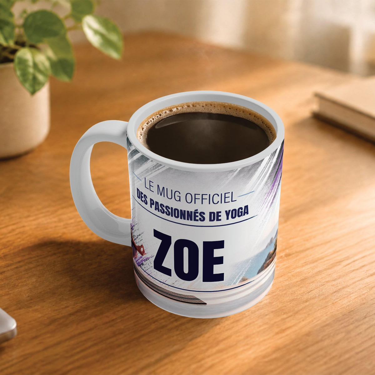 Exemple d'usage : le mug yoga rempli de café sur une table en bois ; 330 ml de céramique blanche, votre prénom imprimé sous le titre, livré à domicile (exemple)