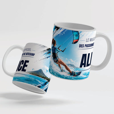 Deux faces du mug kitesurf femme : le décor continue d'une face à l'autre, prénom au centre ; mug blanc, anse et intérieur colorés ou version magique au choix, livré chez vous (exemple)