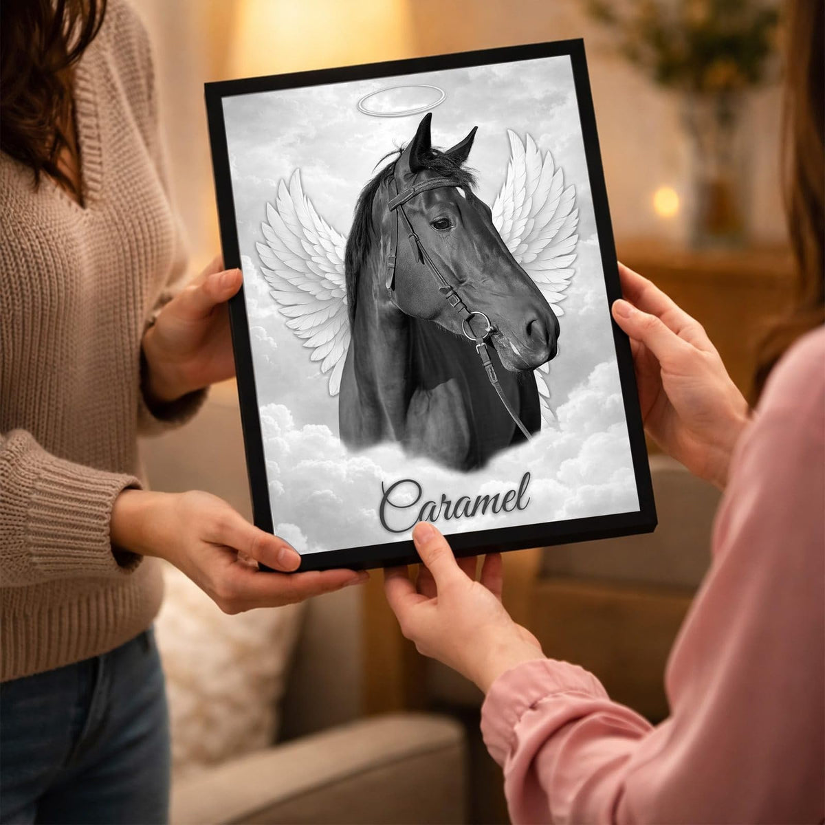 Portrait ailé en noir et blanc offert de main en main en cadre noir, un cadeau de soutien après la perte d'un animal, avec son prénom, livré chez vous (exemple)
