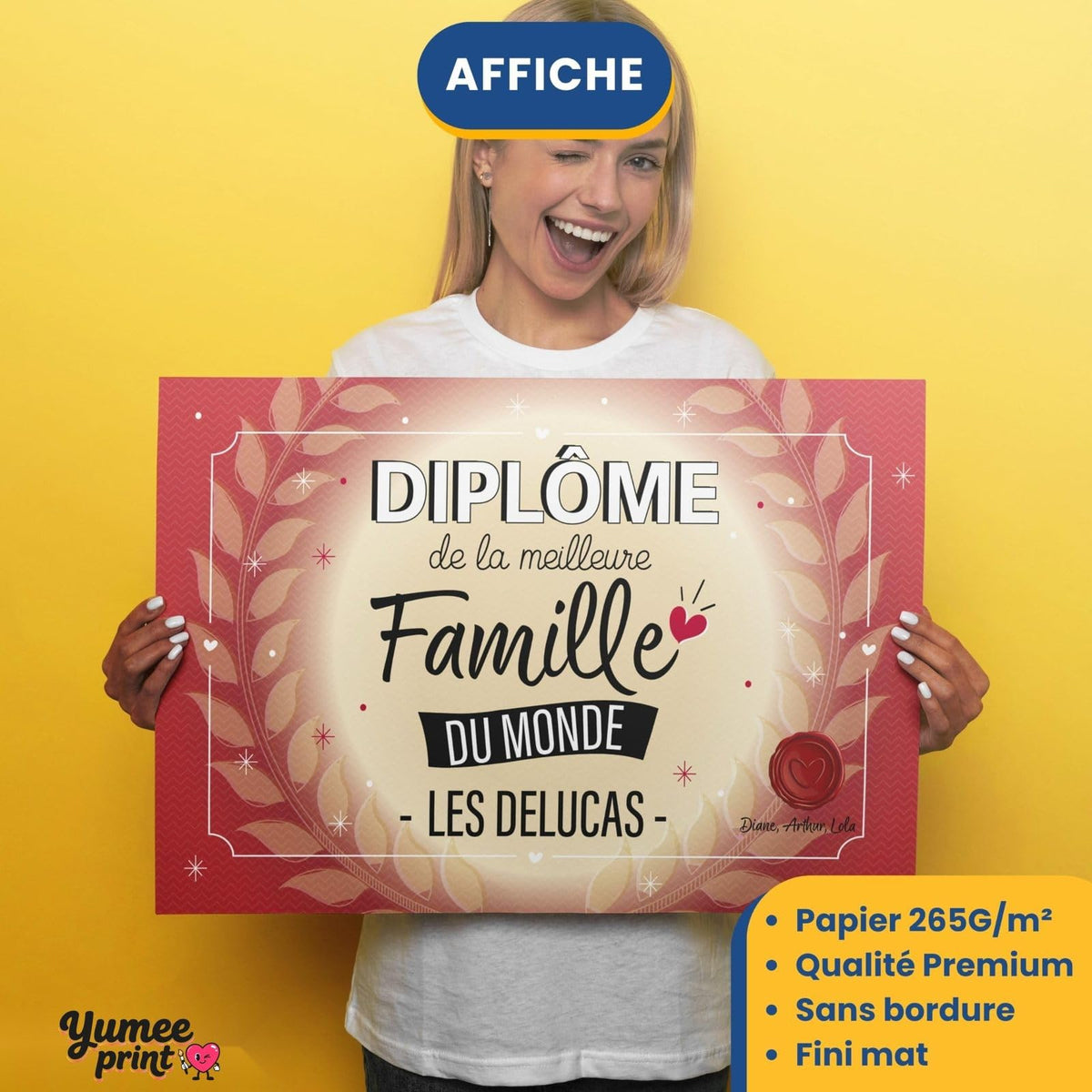Diplôme « de la meilleure famille du monde » imprimé en affiche (poster) sur papier mat sans bordure, tenu à deux mains ; le nom de famille en grand, livré roulé chez vous (exemple)