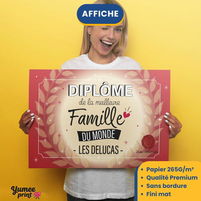 Diplôme « de la meilleure famille du monde » imprimé en affiche (poster) sur papier mat sans bordure, tenu à deux mains ; le nom de famille en grand, livré roulé chez vous (exemple)
