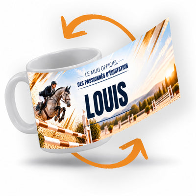 Décor équitation déroulé à 360° autour du mug : une carrière de sable et ses obstacles, touches or et sable, votre texte et son prénom au centre ; imprimé puis livré chez vous (exemple)