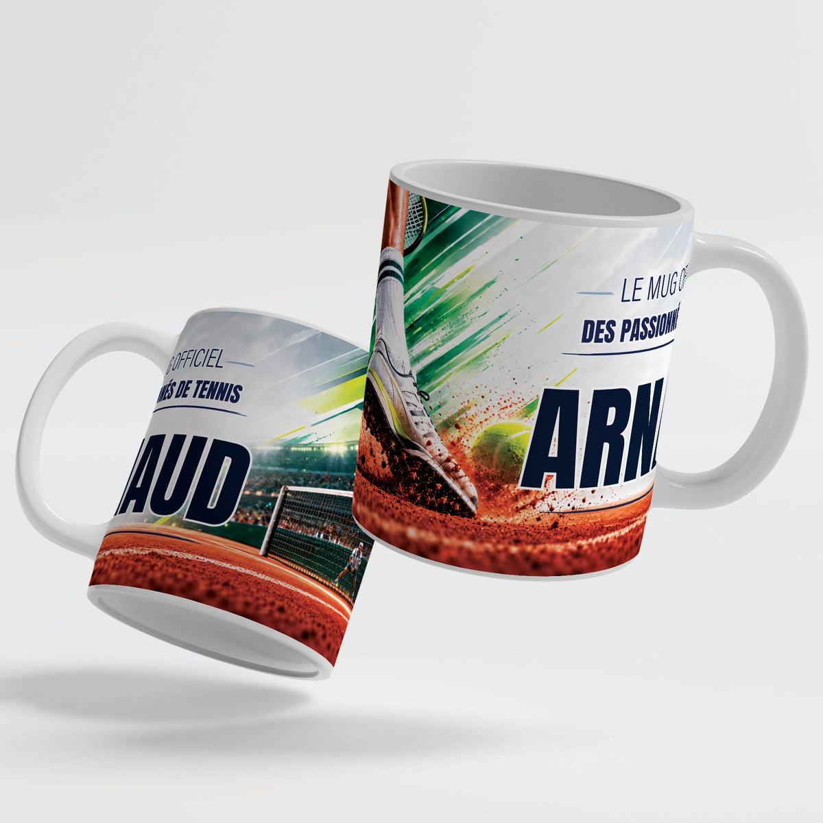 Deux faces du mug tennis : le décor continue d'une face à l'autre, prénom au centre ; mug blanc, anse et intérieur colorés ou version magique au choix, livré chez vous (exemple)