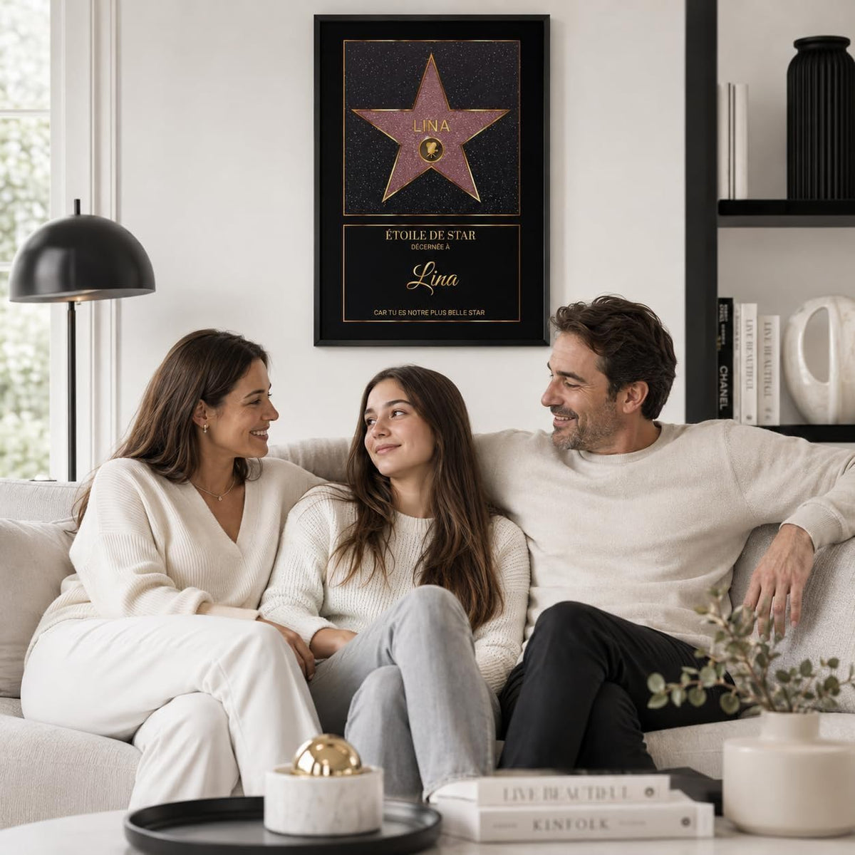 Exemple de déco : l'étoile rouge pailletée en cadre noir dans un salon, personnalisée au prénom avec pictogramme et message, imprimée puis livrée chez vous (exemple)