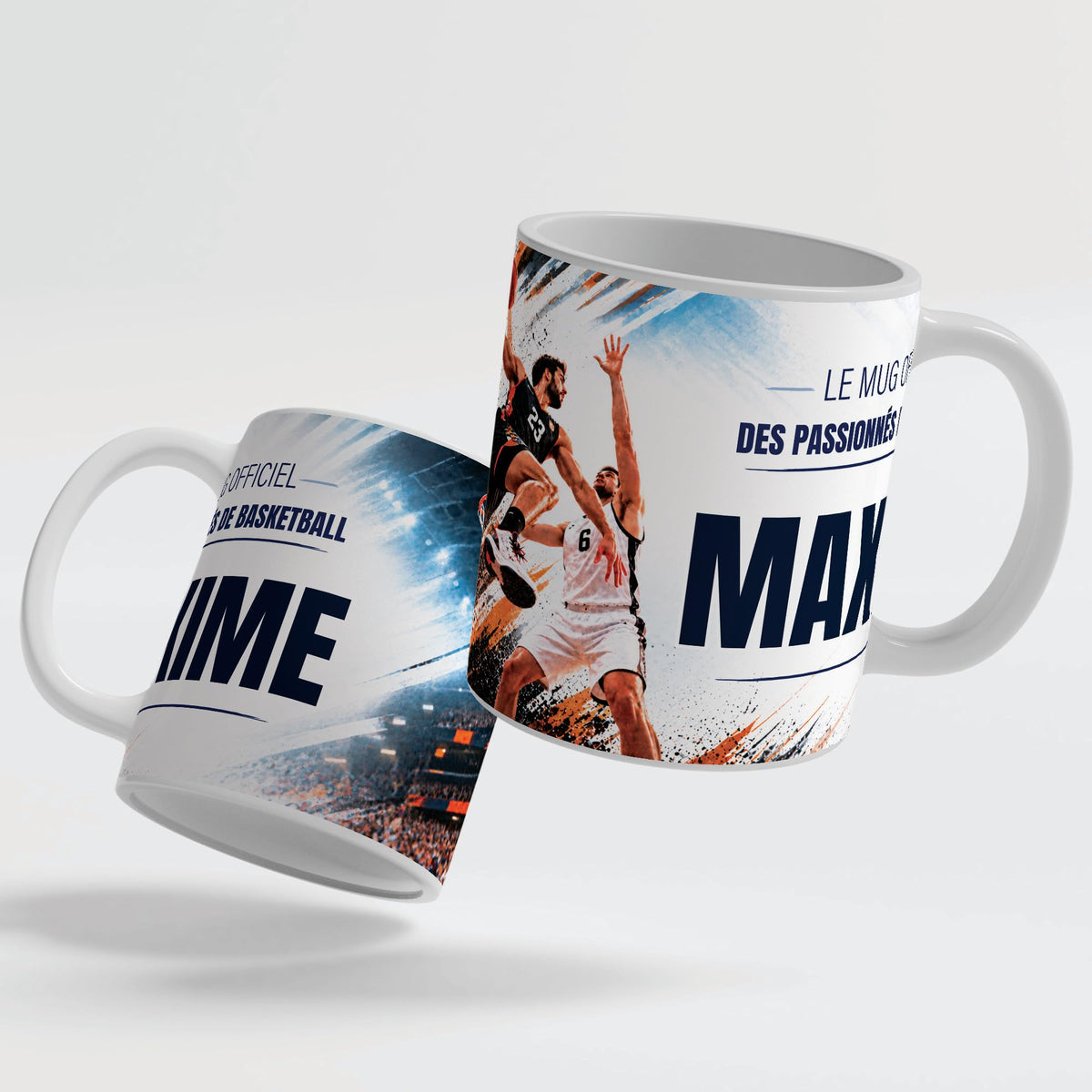 Le mug basket de 330 ml vu de deux côtés, en céramique blanche : prénom et texte au choix ; anse et intérieur blancs, noirs, rouges, bleus, verts, roses ou dorés ; livré chez vous (exemple)