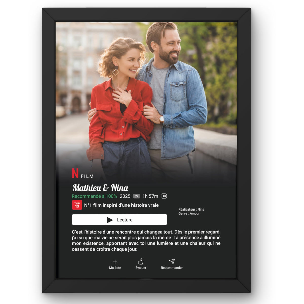 Affiche façon écran de streaming en portrait : votre photo en haut, puis titre, année, texte, réalisateur et genre comme un film, en cadre noir livré chez vous (exemple)