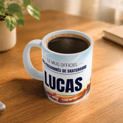 Exemple d'usage : le mug skateboard rempli de café sur une table en bois ; 330 ml de céramique blanche, votre prénom imprimé sous le titre, livré à domicile (exemple)
