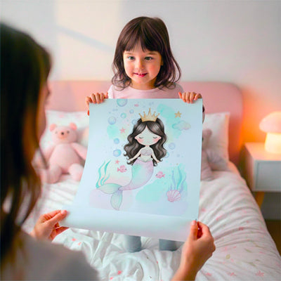 Sirène aquarelle au prénom en affiche (poster) tenue à deux mains, un exemple de cadeau à offrir ; prénom, typographie et couleur du prénom au choix, livrée chez vous (exemple)
