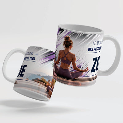 Deux faces du mug yoga : le décor continue d'une face à l'autre, prénom au centre ; mug blanc, anse et intérieur colorés ou version magique au choix, livré chez vous (exemple)