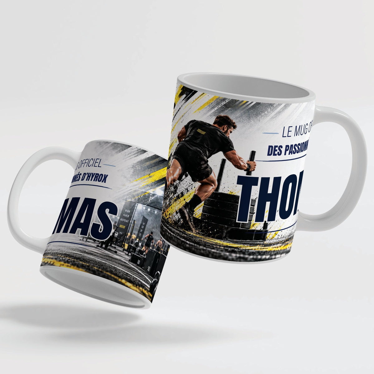 Le mug façon Hyrox de 330 ml vu de deux côtés, en céramique blanche : prénom et texte au choix ; anse et intérieur blancs, noirs, rouges, bleus, verts, roses ou dorés ; livré chez vous (exemple)