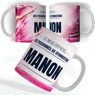 Mug gymnastique personnalisé avec prénom, vu sous trois angles : une gymnaste en grand écart, décor imprimé à 360° sur céramique blanche ; livré chez vous (exemple)