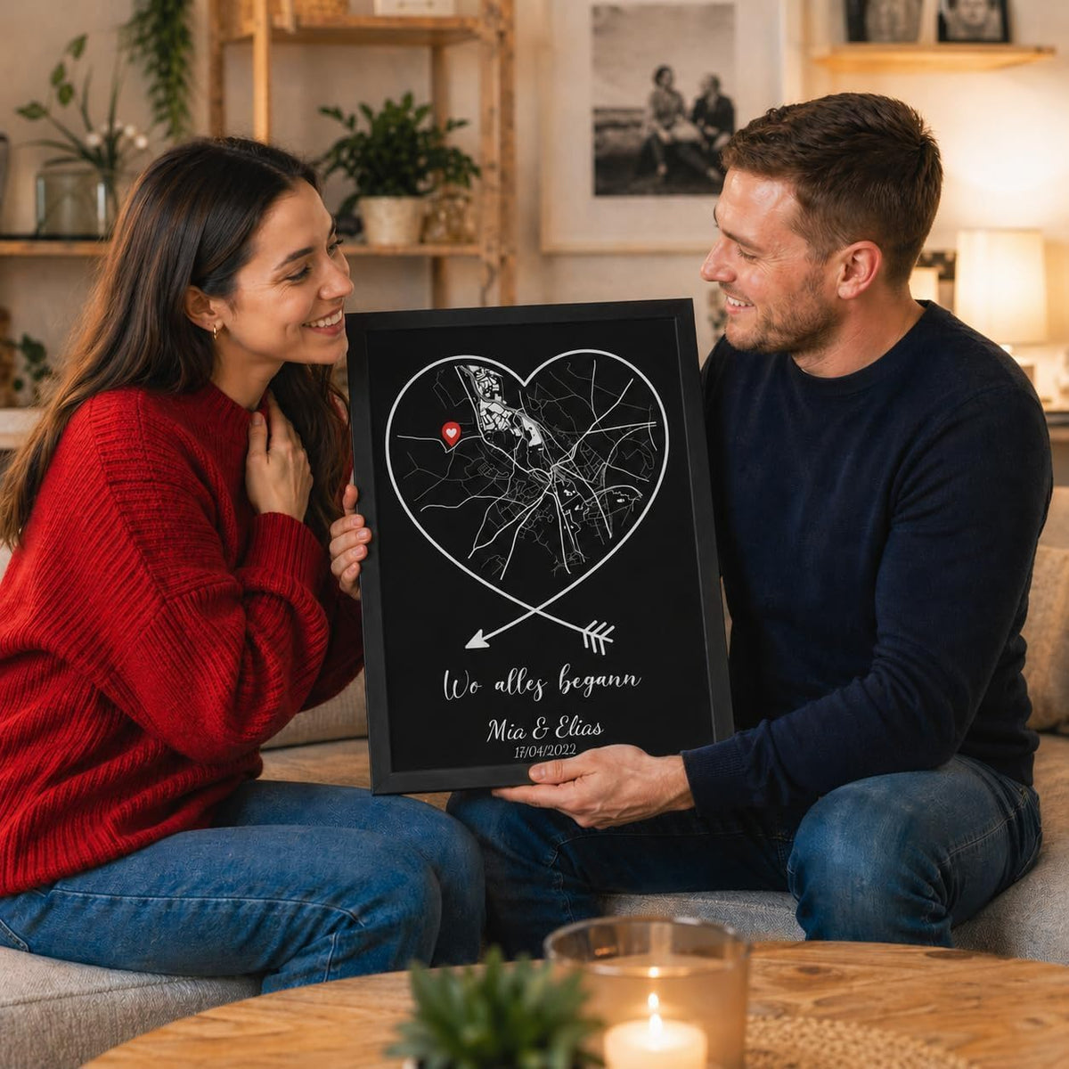 Carte de votre lieu en cœur, routes blanches sur fond noir, en cadre noir, tenue dans un salon : un exemple de cadeau avec votre phrase, vos prénoms et votre date, livré chez vous (exemple)