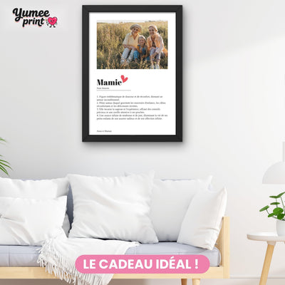 Affiche Mamie façon définition accrochée en cadre noir au-dessus d'un canapé, un exemple de cadeau : vous envoyez votre photo, elle est imprimée et livrée chez vous (exemple)