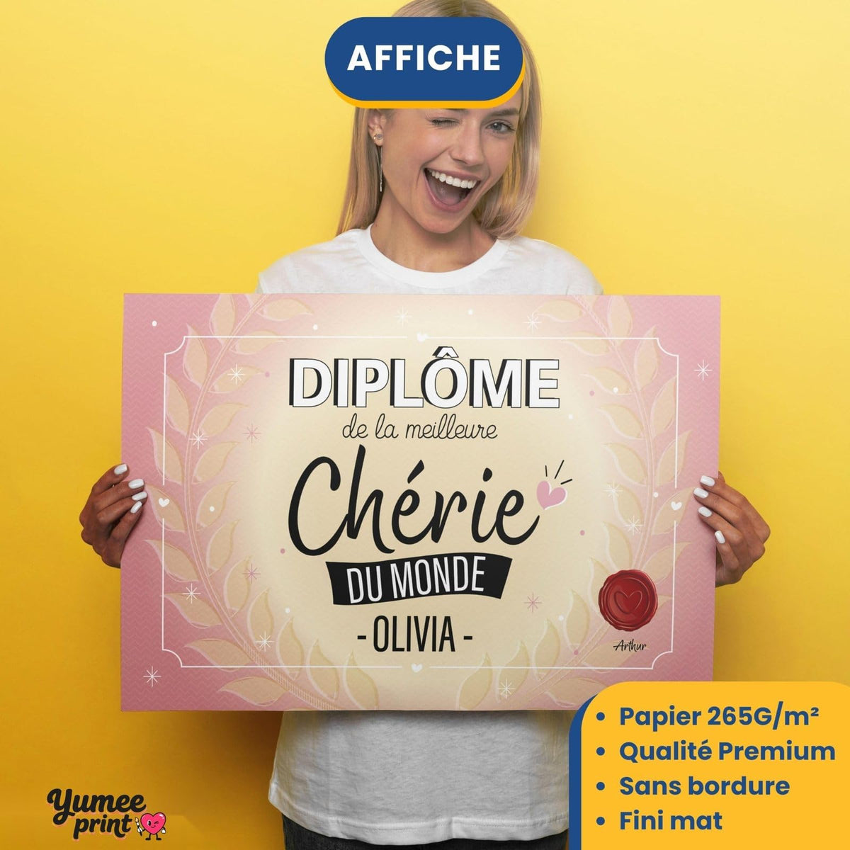 Diplôme « de la meilleure chérie du monde » imprimé en affiche (poster) sur papier mat sans bordure, tenu à deux mains ; son prénom en grand, livré roulé chez vous (exemple)