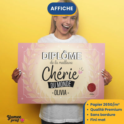 Diplôme « de la meilleure chérie du monde » imprimé en affiche (poster) sur papier mat sans bordure, tenu à deux mains ; son prénom en grand, livré roulé chez vous (exemple)