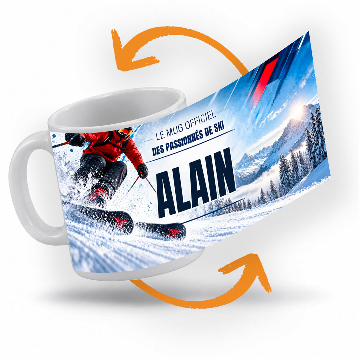 Décor ski imprimé à 360° sur le mug : un skieur en veste rouge qui fend la poudreuse, des sapins enneigés et des sommets en fond ; prénom au centre, livré chez vous (exemple)