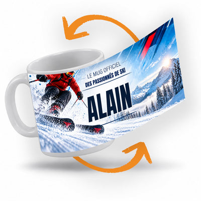 Décor ski imprimé à 360° sur le mug : un skieur en veste rouge qui fend la poudreuse, des sapins enneigés et des sommets en fond ; prénom au centre, livré chez vous (exemple)