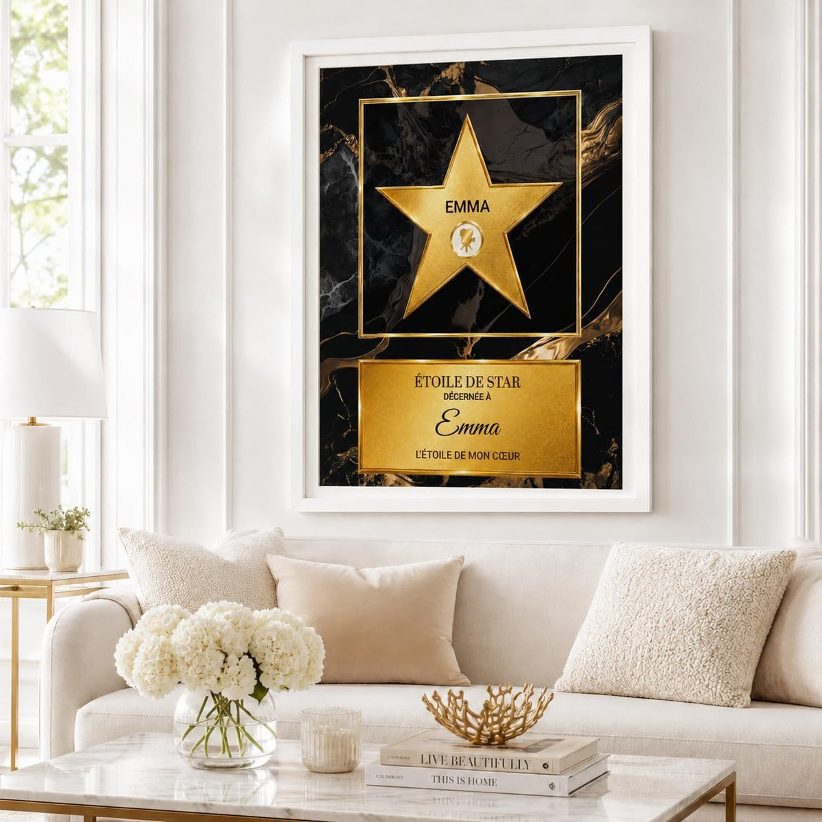 Étoile dorée sur marbre noir façon Walk of Fame en cadre blanc au mur du salon : prénom en lettres et en écriture, message au choix, imprimée et livrée chez vous (exemple)