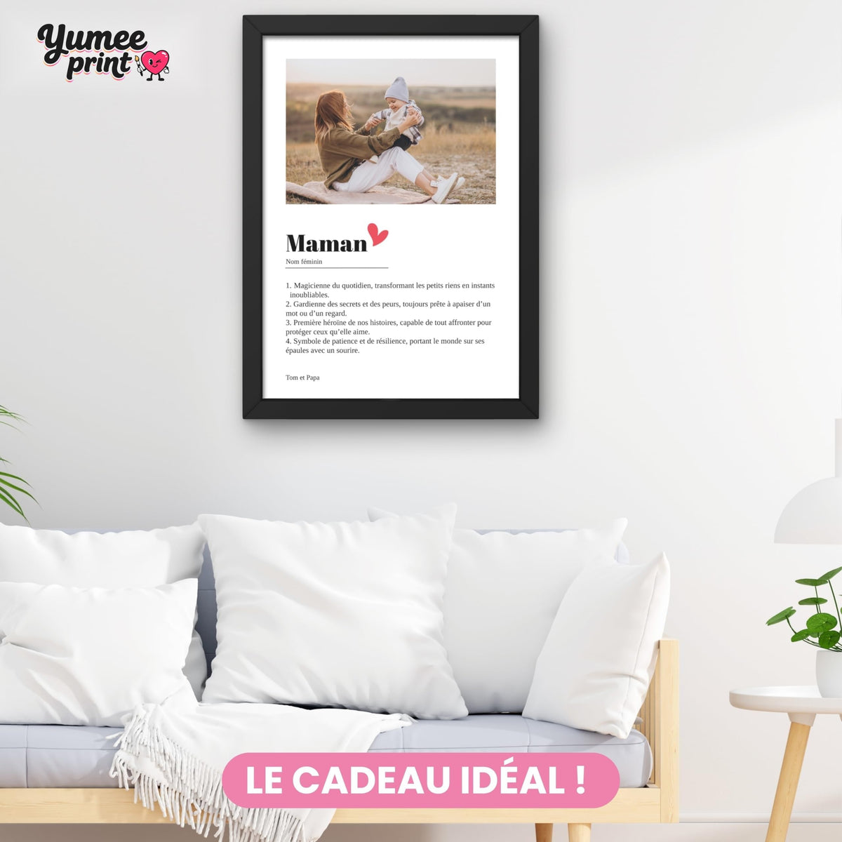 Affiche Maman façon définition accrochée en cadre noir au-dessus d'un canapé, un exemple de cadeau : vous envoyez votre photo, elle est imprimée et livrée chez vous (exemple)